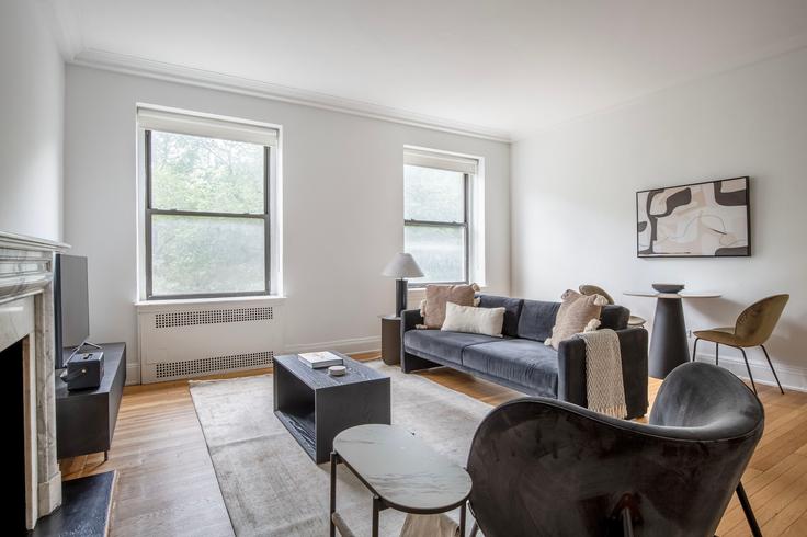 Salle de séjour élégante avec mobilier moderne dans un appartement à 952 Fifth Avenue à Manhattan, New York