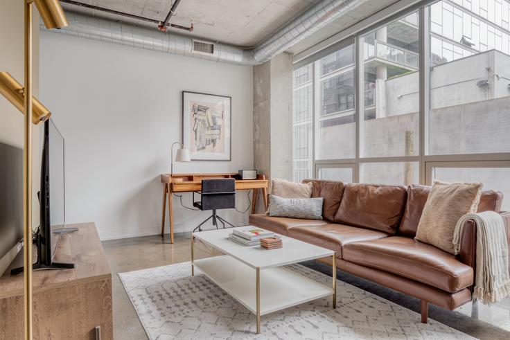 Salle de séjour élégante avec mobilier moderne dans un appartement à The muse à Chicago, Chicago