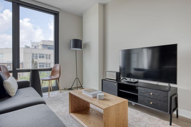 Sala de estar elegantemente projetada com móveis modernos em um apartamento no Westerly em River West, Chicago