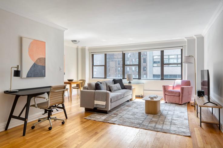 Salle de séjour élégante avec mobilier moderne dans un appartement à Stonehenge 33 à Manhattan, New York Salle de séjour élégante avec mobilier moderne dans un appartement à Stonehenge 33 à Manhattan, New York