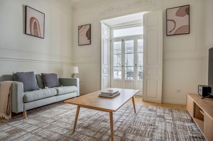 Sala de estar elegantemente projetada com móveis modernos em um apartamento no Eça Queiroz 11 em Santo António, Lisbon