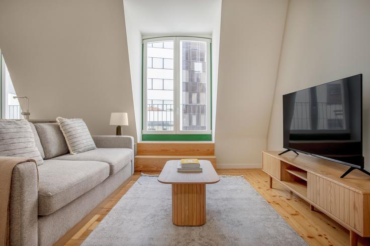 Salle de séjour élégante avec mobilier moderne dans un appartement à Eça Queiroz 11 à Santo António, Lisbon