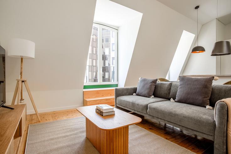 Salle de séjour élégante avec mobilier moderne dans un appartement à Eça Queiroz 11 à Santo António, Lisbon