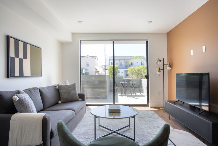 Salle de séjour élégante avec mobilier moderne dans un appartement à Ace on Orange Grove à Mid-Wilshire, Los Angeles