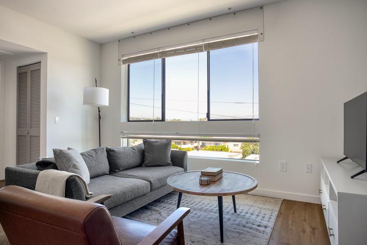 Los Angeles, Los Angeles에 위치한 3638 Motor Ave 아파트의 세련된 인테리어가 돋보이는 거실 Los Angeles, Los Angeles에 위치한 3638 Motor Ave 아파트의 세련된 인테리어가 돋보이는 거실