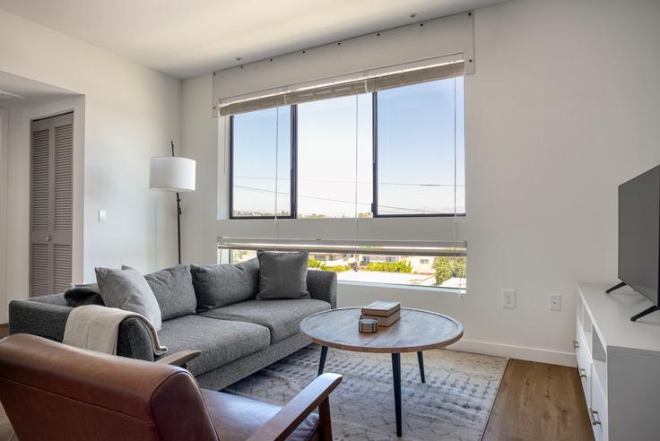 Salle de séjour élégante avec mobilier moderne dans un appartement à 3638 Motor Ave à Los Angeles, Los Angeles