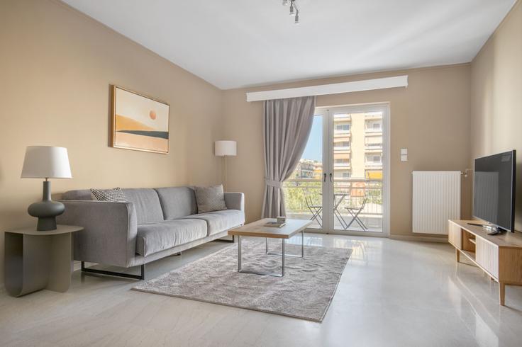 Elegante sala de estar con mobiliario moderno en un apartamento en Alkionis III en South Athens, Athens Elegante sala de estar con mobiliario moderno en un apartamento en Alkionis III en South Athens, Athens