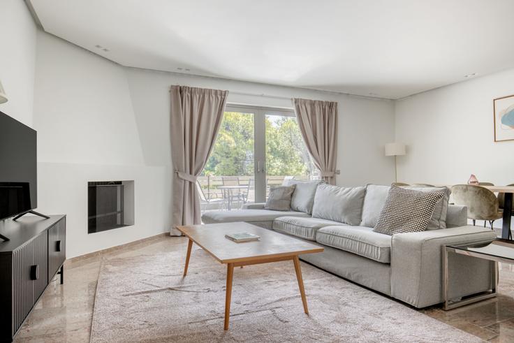 Salle de séjour élégante avec mobilier moderne dans un appartement à Georgiou Lira II à North Athens, Athens Salle de séjour élégante avec mobilier moderne dans un appartement à Georgiou Lira II à North Athens, Athens