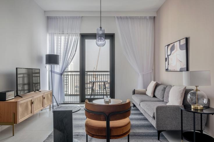 Ras Al Khor, Dubai에 위치한 Creekside 18 A 아파트의 세련된 인테리어가 돋보이는 거실 Ras Al Khor, Dubai에 위치한 Creekside 18 A 아파트의 세련된 인테리어가 돋보이는 거실