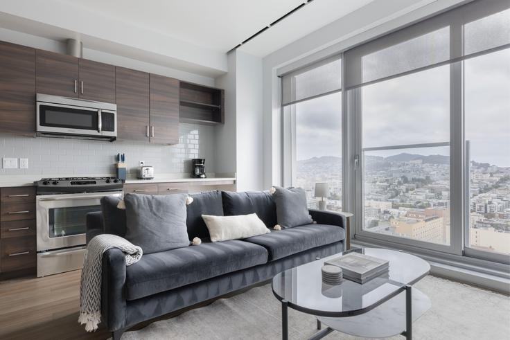 Elegante sala de estar con mobiliario moderno en un apartamento en 100 Van Ness en San Francisco, San Francisco Elegante sala de estar con mobiliario moderno en un apartamento en 100 Van Ness en San Francisco, San Francisco