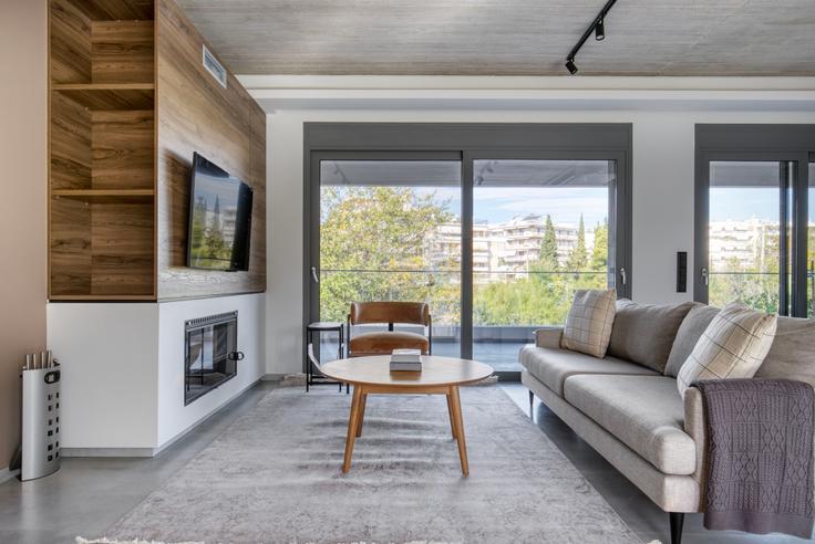 Elegant gestaltetes Wohnzimmer mit moderner Einrichtung in einer Wohnung im Parnithos X in North Athens, Athens Elegant gestaltetes Wohnzimmer mit moderner Einrichtung in einer Wohnung im Parnithos X in North Athens, Athens