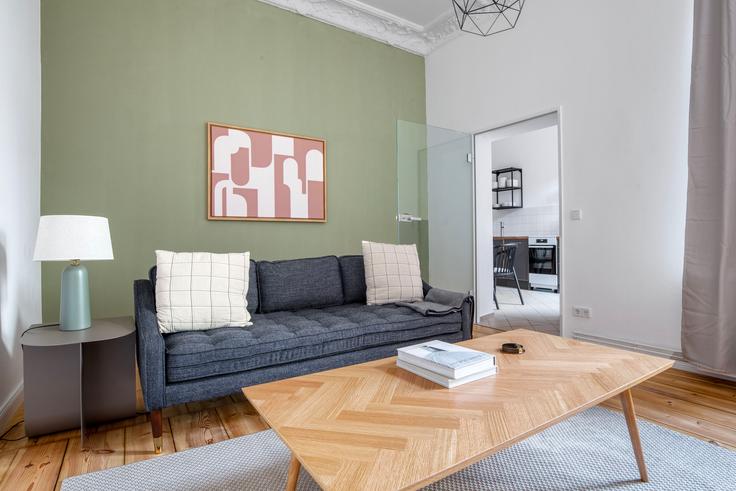 Elegante sala de estar con mobiliario moderno en un apartamento en Stargarder en Berlin, Berlin Elegante sala de estar con mobiliario moderno en un apartamento en Stargarder en Berlin, Berlin