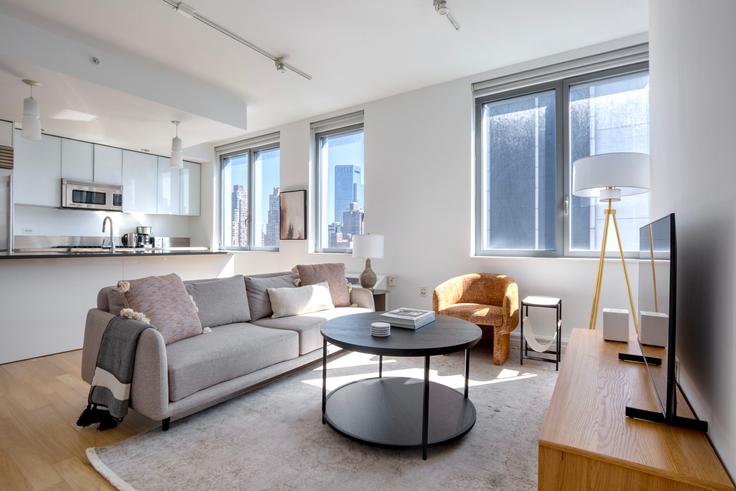 Elegante sala de estar con mobiliario moderno en un apartamento en Forte Select At Mercedes House en Manhattan, New York Elegante sala de estar con mobiliario moderno en un apartamento en Forte Select At Mercedes House en Manhattan, New York