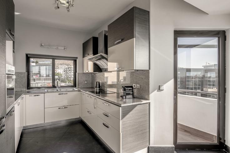 Cozinha funcional e elegante com equipamentos de última geração em apartamento de alto padrão no Pandrosou II em South Athens, Athens
