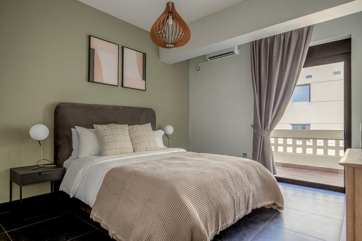 Quarto principal aconchegante com cama grande, iluminação suave e móveis elegantes em um apartamento mobiliado no Pandrosou II em South Athens, Athens