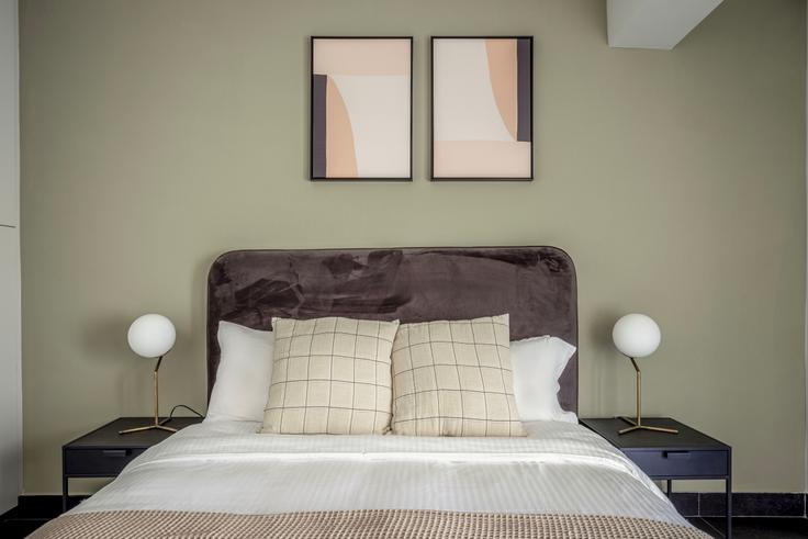 Quarto principal aconchegante com cama grande, iluminação suave e móveis elegantes em um apartamento mobiliado no Pandrosou II em South Athens, Athens