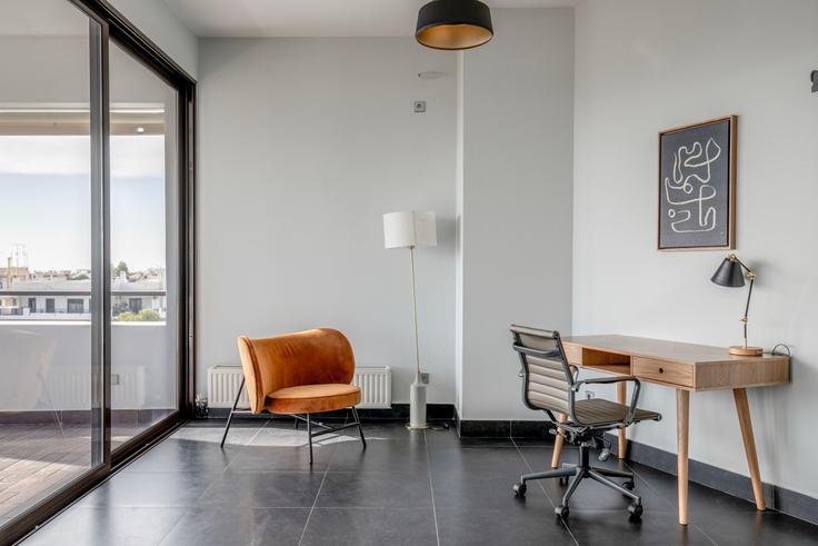 Área de escritório com uma mesa elegante e uma cadeira de apoio em um apartamento no Pandrosou II em South Athens, Athens