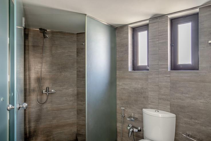 Banheiro refinado e lindamente projetado com toques sofisticados no Pandrosou II em South Athens, Athens