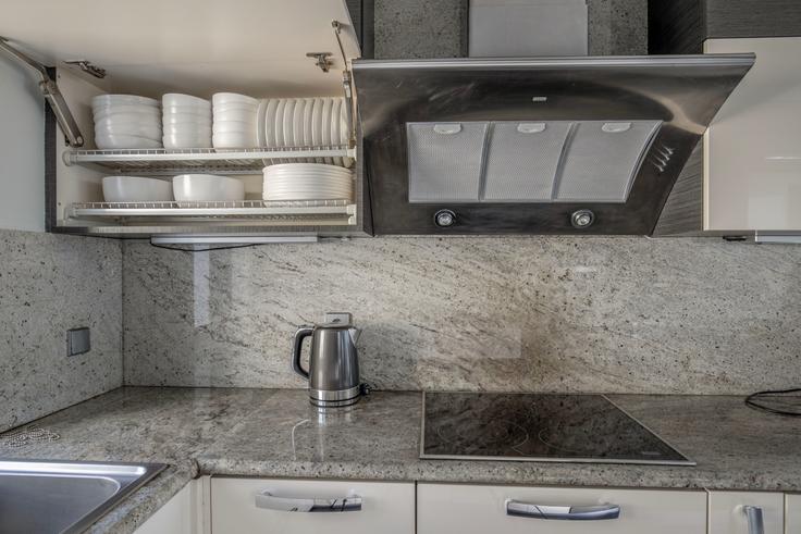 Cozinha funcional e elegante com equipamentos de última geração em apartamento de alto padrão no Pandrosou II em South Athens, Athens