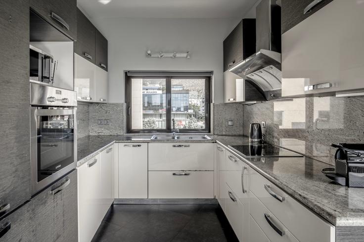 Cozinha funcional e elegante com equipamentos de última geração em apartamento de alto padrão no Pandrosou II em South Athens, Athens