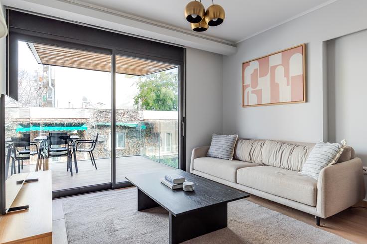 Athens Central AthensのSinopis IIのアパートメントにある、モダンな家具を備えたエレガントなデザインのリビングルーム