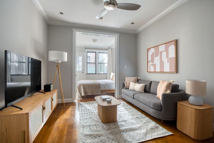 Elegante sala de estar con mobiliario moderno en un apartamento en 145 East 26th street en Manhattan, New York