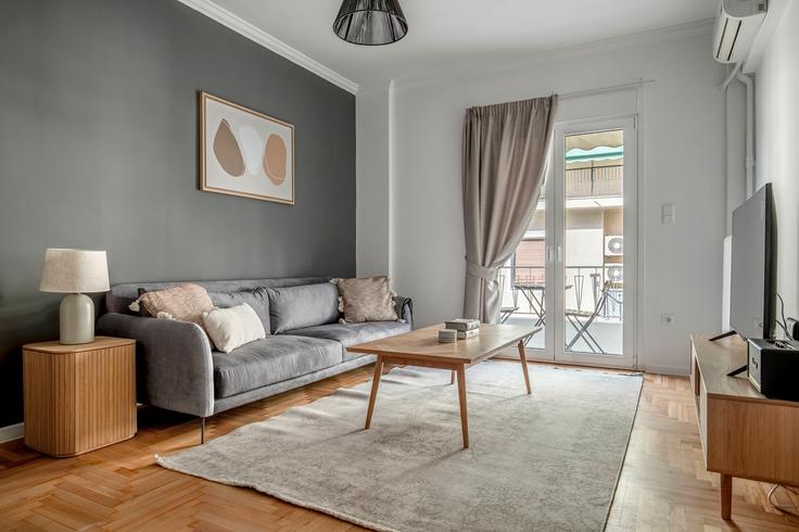 Salle de séjour élégante avec mobilier moderne dans un appartement à Vasileos Georgiou IX à Pangrati, Athens