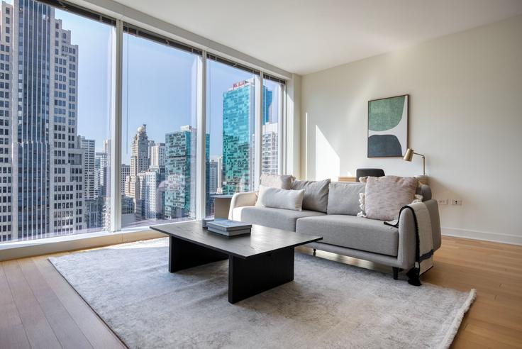 Elegante sala de estar con mobiliario moderno en un apartamento en North Water en Streeterville, Chicago