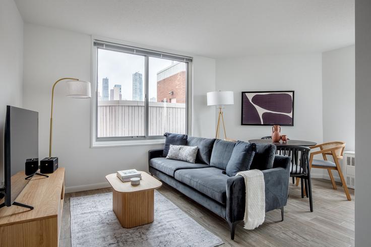 Salle de séjour élégante avec mobilier moderne dans un appartement à 480 Kips Bay Court à Kips Bay, New York