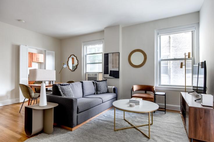 952 Fifth Avenue adresindeki bir dairede modern mobilyalarla zarif bir şekilde tasarlanmış oturma odası Manhattan, New York 952 Fifth Avenue adresindeki bir dairede modern mobilyalarla zarif bir şekilde tasarlanmış oturma odası Manhattan, New York