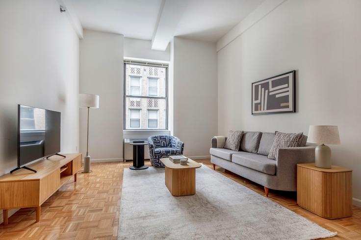 Elegante sala de estar con mobiliario moderno en un apartamento en 85 John Street en Financial District, New York