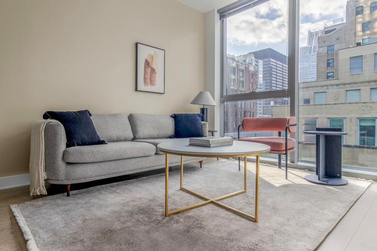 Salle de séjour élégante avec mobilier moderne dans un appartement à Mila à The Loop, Chicago