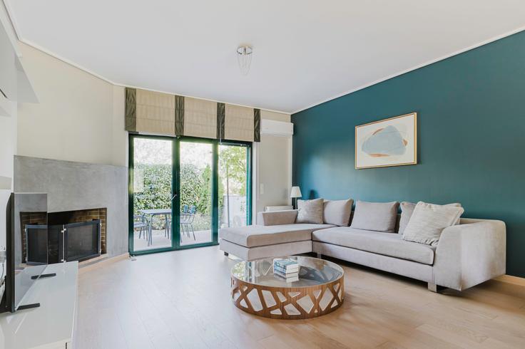 Salle de séjour élégante avec mobilier moderne dans un appartement à Filikis Eterias XIV à Vrilissia, Athens