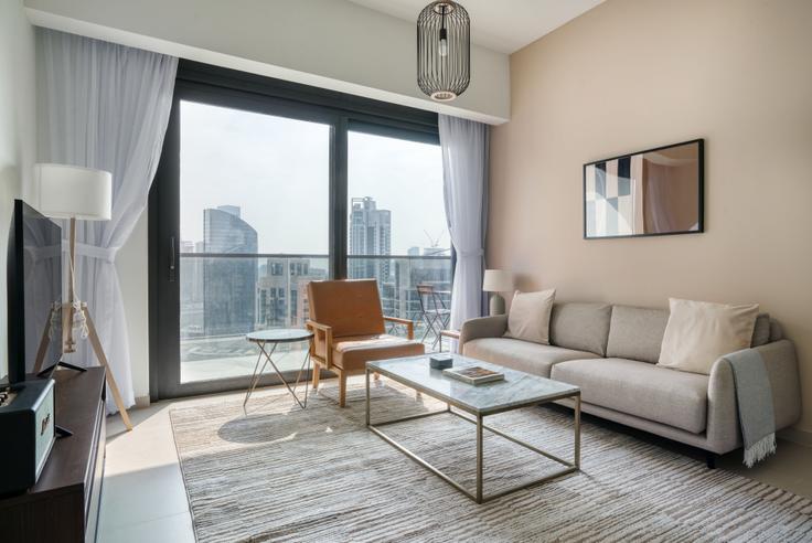 Salle de séjour élégante avec mobilier moderne dans un appartement à Act one act two tower à Downtown Dubai, Dubai