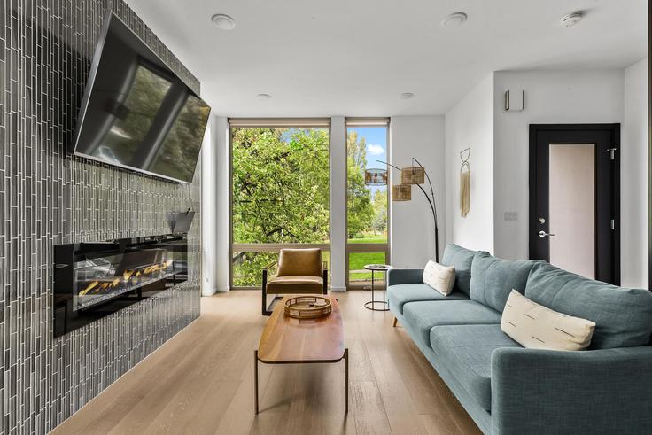 Salle de séjour élégante avec mobilier moderne dans un appartement à 20th Ave S à Central Business District, Seattle