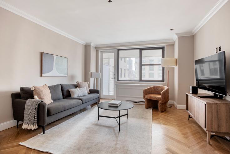 Salle de séjour élégante avec mobilier moderne dans un appartement à Yorkshire towers à Manhattan, New York