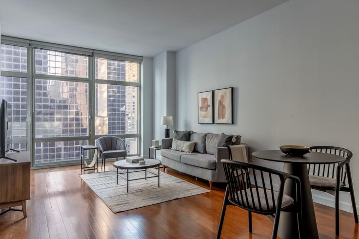 Elegante sala de estar con mobiliario moderno en un apartamento en 1600 Broadway en Midtown, New York