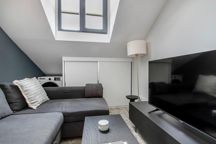 Elegant gestaltetes Wohnzimmer mit moderner Einrichtung in einer Wohnung im Nil Apartmanı in Kadıköy, İstanbul Elegant gestaltetes Wohnzimmer mit moderner Einrichtung in einer Wohnung im Nil Apartmanı in Kadıköy, İstanbul