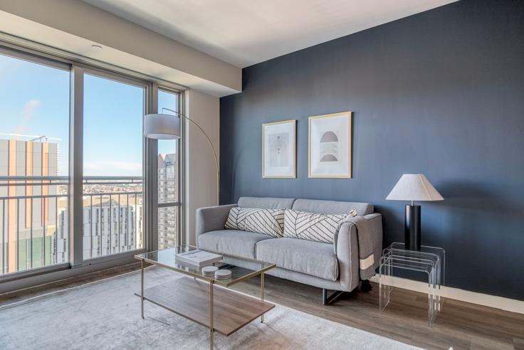 Sala de estar elegantemente projetada com móveis modernos em um apartamento no Elevate em Cambridge, Cambridge Sala de estar elegantemente projetada com móveis modernos em um apartamento no Elevate em Cambridge, Cambridge