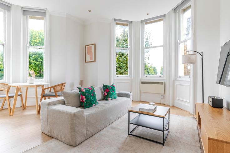 Elegante sala de estar con mobiliario moderno en un apartamento en 262 Earls Court Road, London, SW5 9AD en Royal Borough of Kensington and Chelsea, London Elegante sala de estar con mobiliario moderno en un apartamento en 262 Earls Court Road, London, SW5 9AD en Royal Borough of Kensington and Chelsea, London