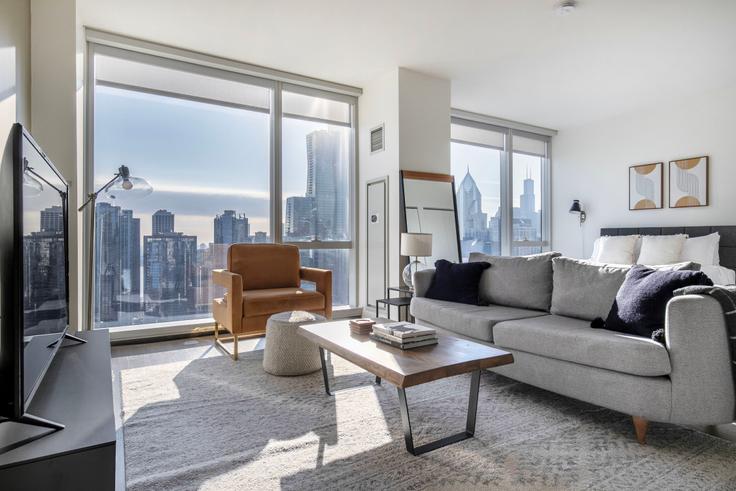 Elegante sala de estar con mobiliario moderno en un apartamento en 500 Lake Shore en Chicago, Chicago Elegante sala de estar con mobiliario moderno en un apartamento en 500 Lake Shore en Chicago, Chicago