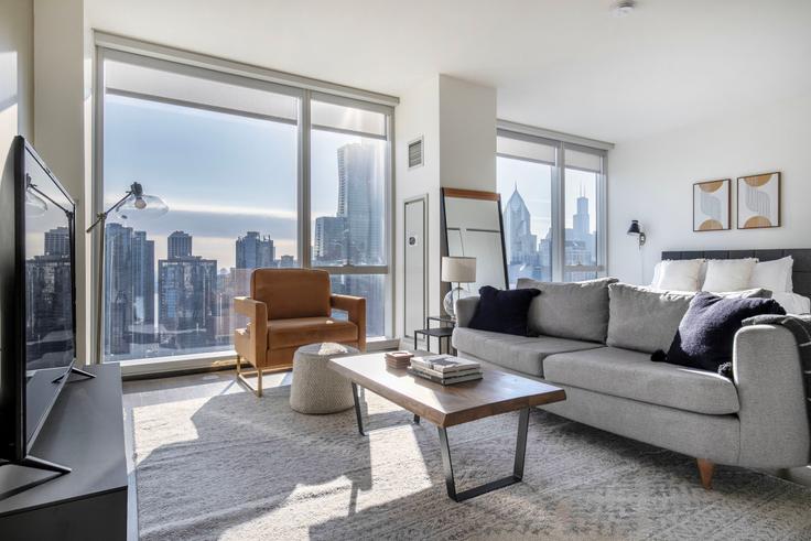 Sala de estar elegantemente projetada com móveis modernos em um apartamento no 500 Lake Shore em Streeterville, Chicago