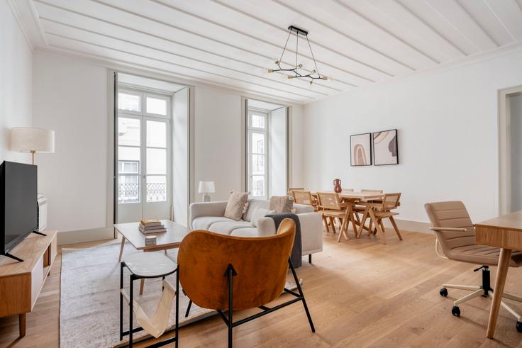 Sala de estar elegantemente projetada com móveis modernos em um apartamento no Madalena 88 em Baixa, Lisbon