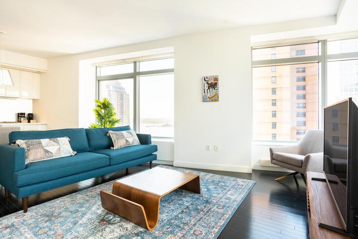 Salle de séjour élégante avec mobilier moderne dans un appartement à W Residences at 123 Washington à Manhattan, New York Salle de séjour élégante avec mobilier moderne dans un appartement à W Residences at 123 Washington à Manhattan, New York