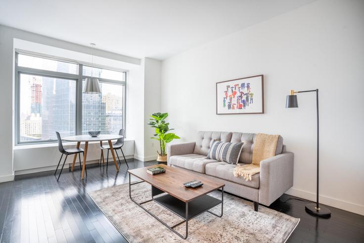 Manhattan, New York에 위치한 W Residences at 123 Washington 아파트의 세련된 인테리어가 돋보이는 거실 Manhattan, New York에 위치한 W Residences at 123 Washington 아파트의 세련된 인테리어가 돋보이는 거실