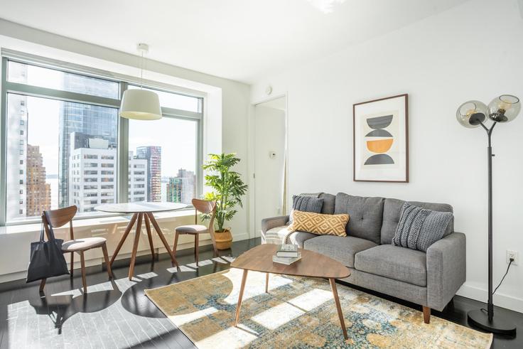 Manhattan, New York에 위치한 W Residences at 123 Washington 아파트의 세련된 인테리어가 돋보이는 거실 Manhattan, New York에 위치한 W Residences at 123 Washington 아파트의 세련된 인테리어가 돋보이는 거실