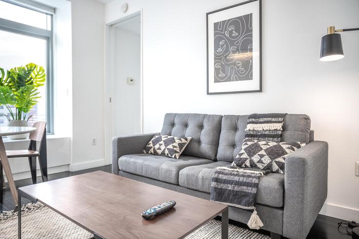 Manhattan, New York에 위치한 W Residences at 123 Washington 아파트의 세련된 인테리어가 돋보이는 거실 Manhattan, New York에 위치한 W Residences at 123 Washington 아파트의 세련된 인테리어가 돋보이는 거실