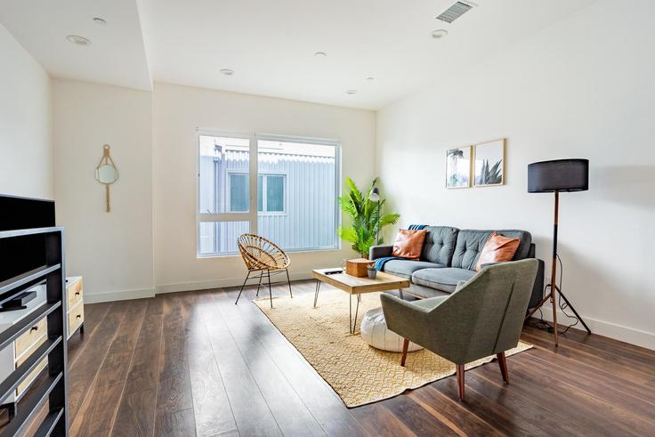 Sala de estar elegantemente projetada com móveis modernos em um apartamento no 6020 Beachwood Ln em Hollywood, Los Angeles