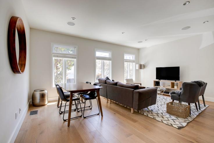 Salle de séjour élégante avec mobilier moderne dans un appartement à 1512 Pacific Ave à Russian Hill, San Francisco Bay Area