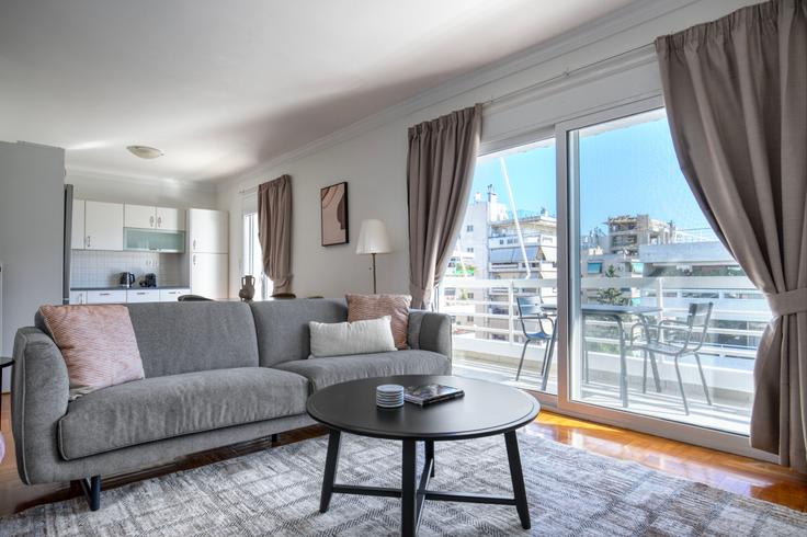 Sala de estar elegantemente projetada com móveis modernos em um apartamento no Alkionis IV em South Athens, Athens